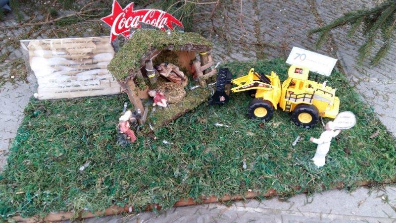Il presepe con la ruspa in piazza Grande