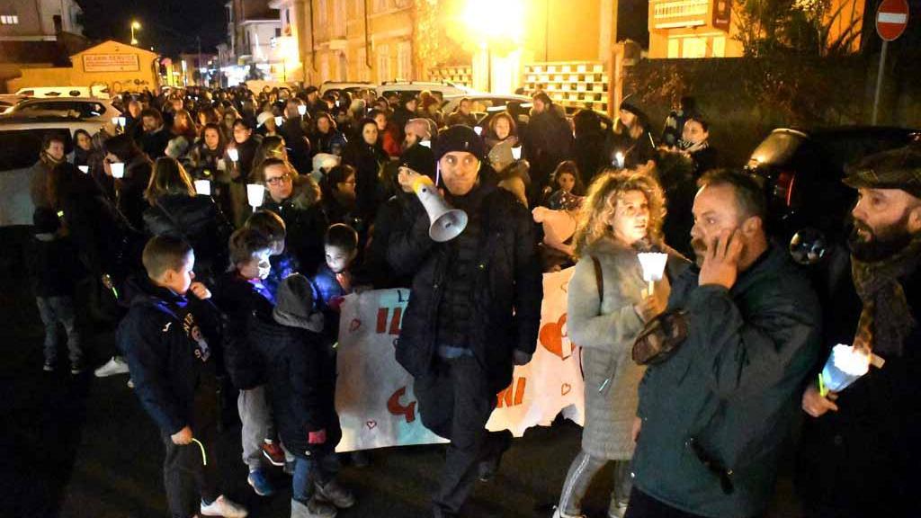 In 250 protestano per la riapertura della Giromini: "Vogliamo delle risposte"