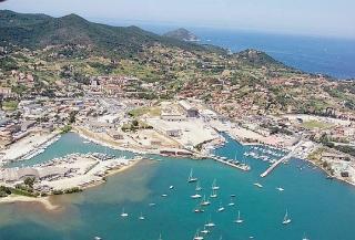 Una veduta aerea dell’area del Cantiere Esaom a Portoferraio