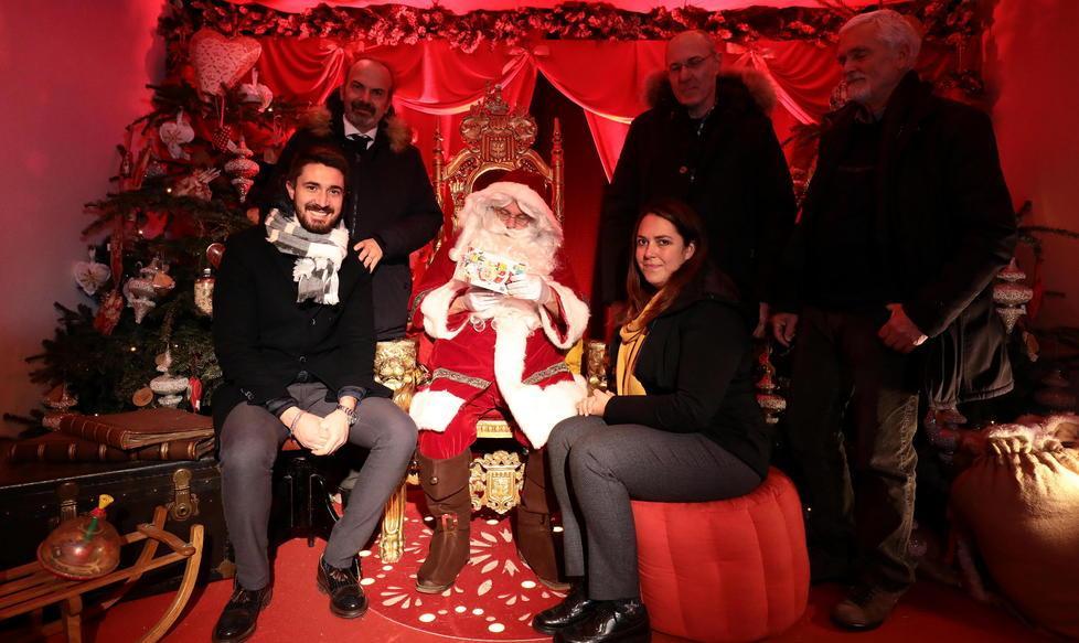 I vertici di Confesercenti consegnano la lettera a Babbo Natale (Foto Agenzia Carlo Sestini)