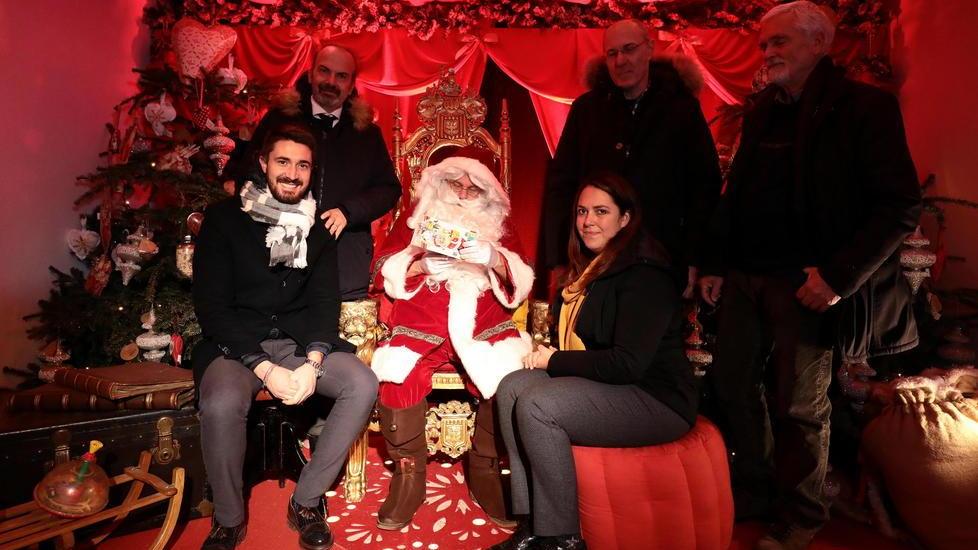 I vertici di Confesercenti consegnano la lettera a Babbo Natale (Foto Agenzia Carlo Sestini)