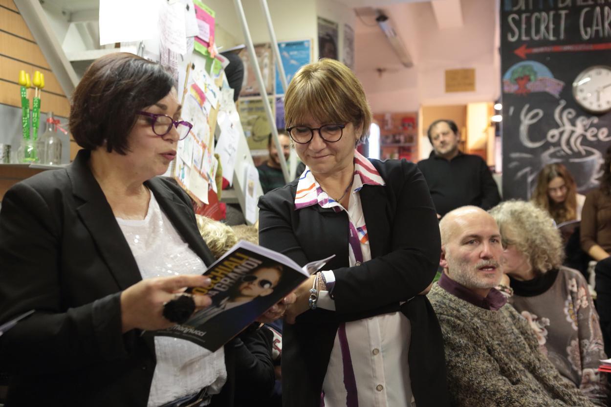 Cristina Bulgheri (a destra) durante la festa di premiazione di «Un prato di fiabe» a Firenze (foto Silvano Cinelli)