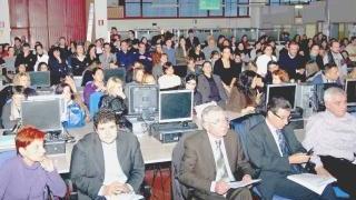 A sinistra politici e lavoratori durante l’assemblea nel call center A destra la protesta dei dipendenti Answers a Firenze