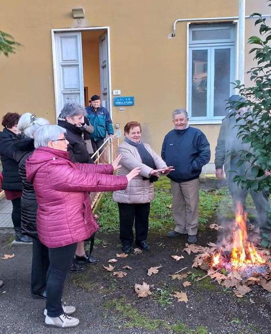 Sala d’attesa al freddo, pazienti accendono fuoco per scaldarsi 