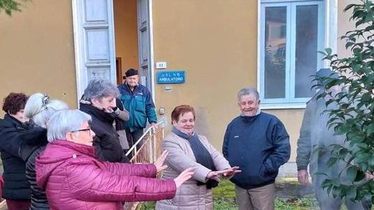 Sala d’attesa al freddo, pazienti accendono fuoco per scaldarsi