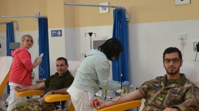 Trecento paracadutisti donano il sangue
