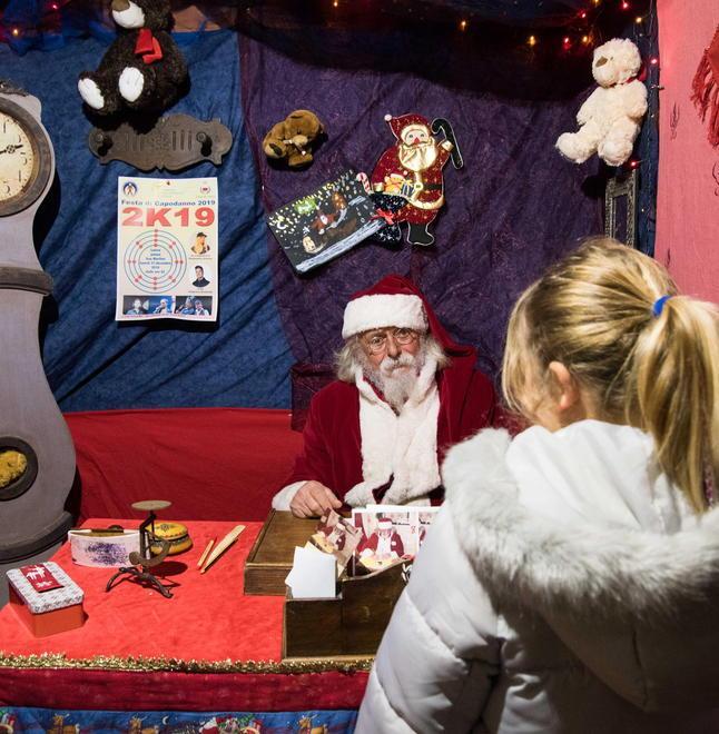 Babbo Natale aspetta i bambini nella sua casa