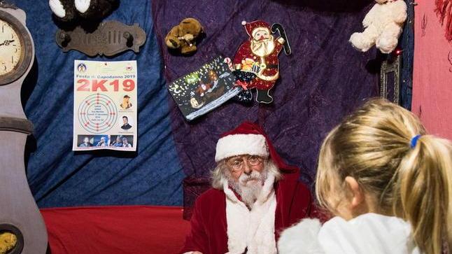 Babbo Natale aspetta i bambini nella sua casa
