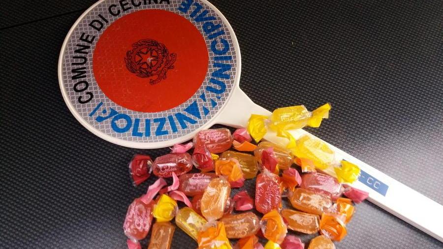 Caramelle “sospette” davanti alla scuola ma è un falso allarme