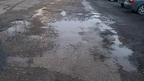 Piscina comunale fredda e parcheggio dissestato
