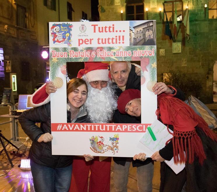 Scambio di auguri in piazza ma i pesciatini non ci sono 