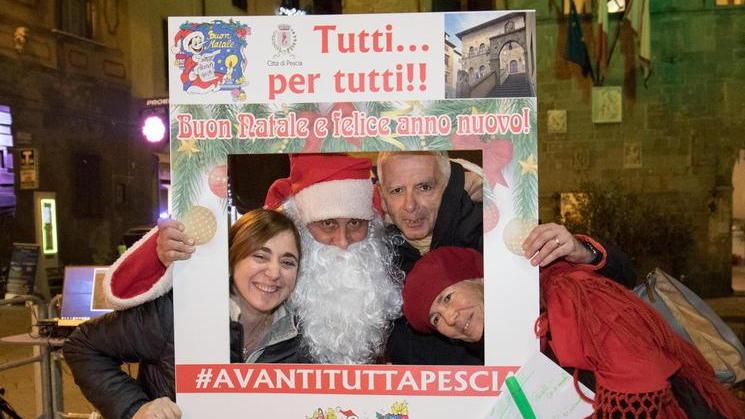Scambio di auguri in piazza ma i pesciatini non ci sono