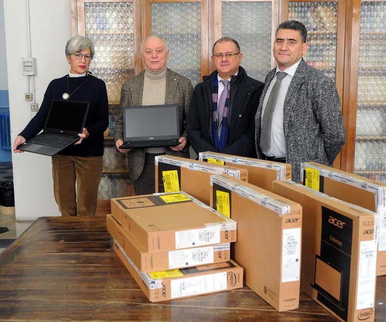 Tiemme e Atm donano 10 computer alle scuole derubate 