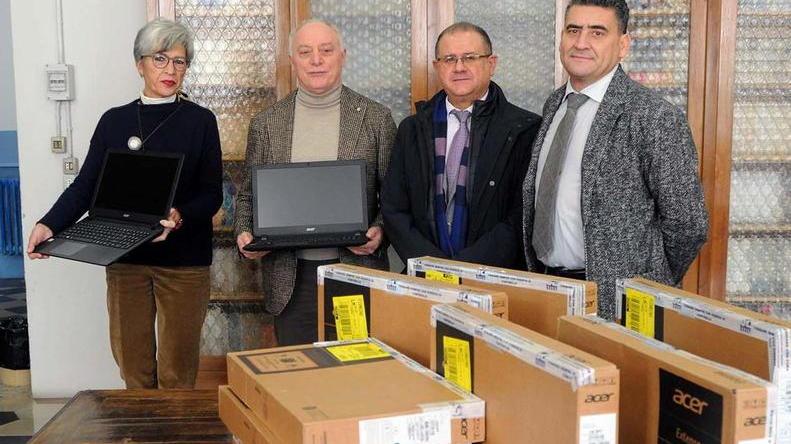 Tiemme e Atm donano 10 computer alle scuole derubate