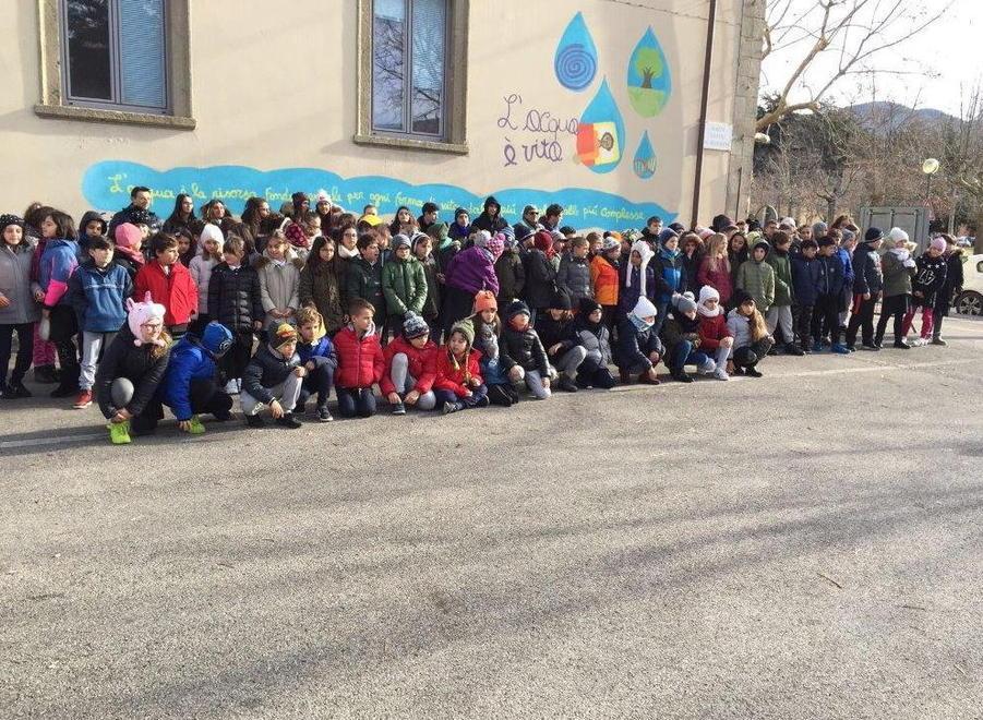 Acqua, bene universale Inaugurato il murale che decora le scuole 