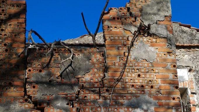 Case in abbandono e rifiuti nella zona dello stadio Vezzosi