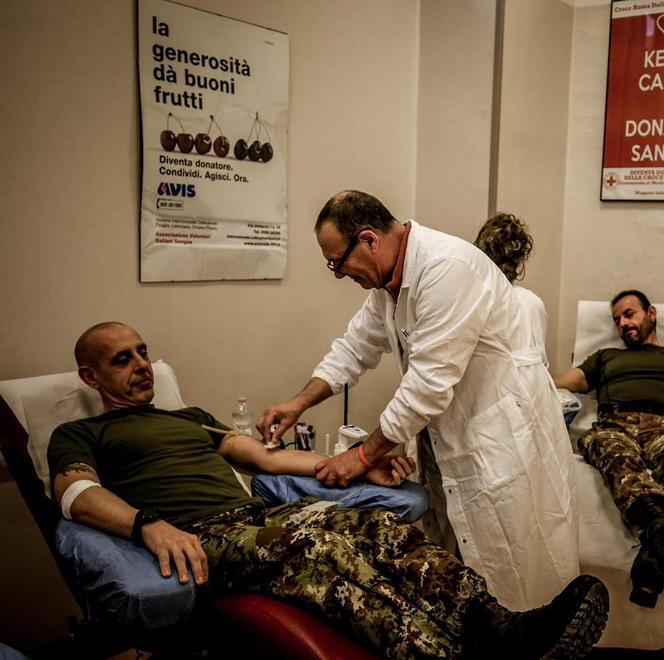 Trecento paracadutisti donano il sangue