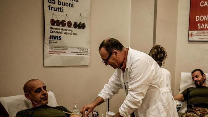 Trecento paracadutisti donano il sangue