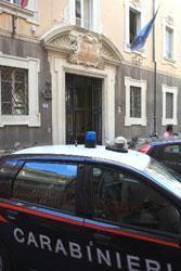 Tenta la fuga gettandosi dalla finestra del tribunale