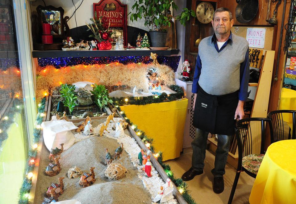 Un presepe di tre metri in vetrina al bar Gorizia 