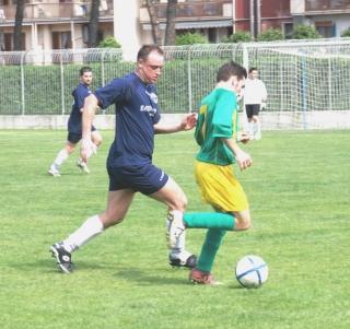Un’azione di calcio nel campionato Uisp