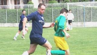 Un’azione di calcio nel campionato Uisp