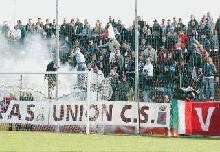 Nella foto grande (concessa dall’Ac Chioggia Sottomarina) gli spalti dello stadio Ballarin; qui sotto, il presidente nerazzurro Battini in tribuna all’Arena