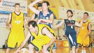 Bartolini sulla palla e Paoli in azione