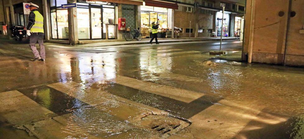 Via Arianuova allagata Hera: rispettati i tempi dopo la segnalazione 