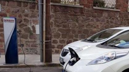 Una stazione di ricarica per auto elettriche