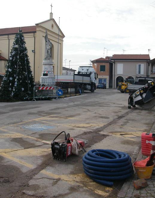 Piazza invasa dai lavori La banda larga suscita polemiche e malumori 