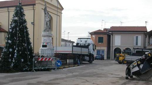 Piazza invasa dai lavori La banda larga suscita polemiche e malumori