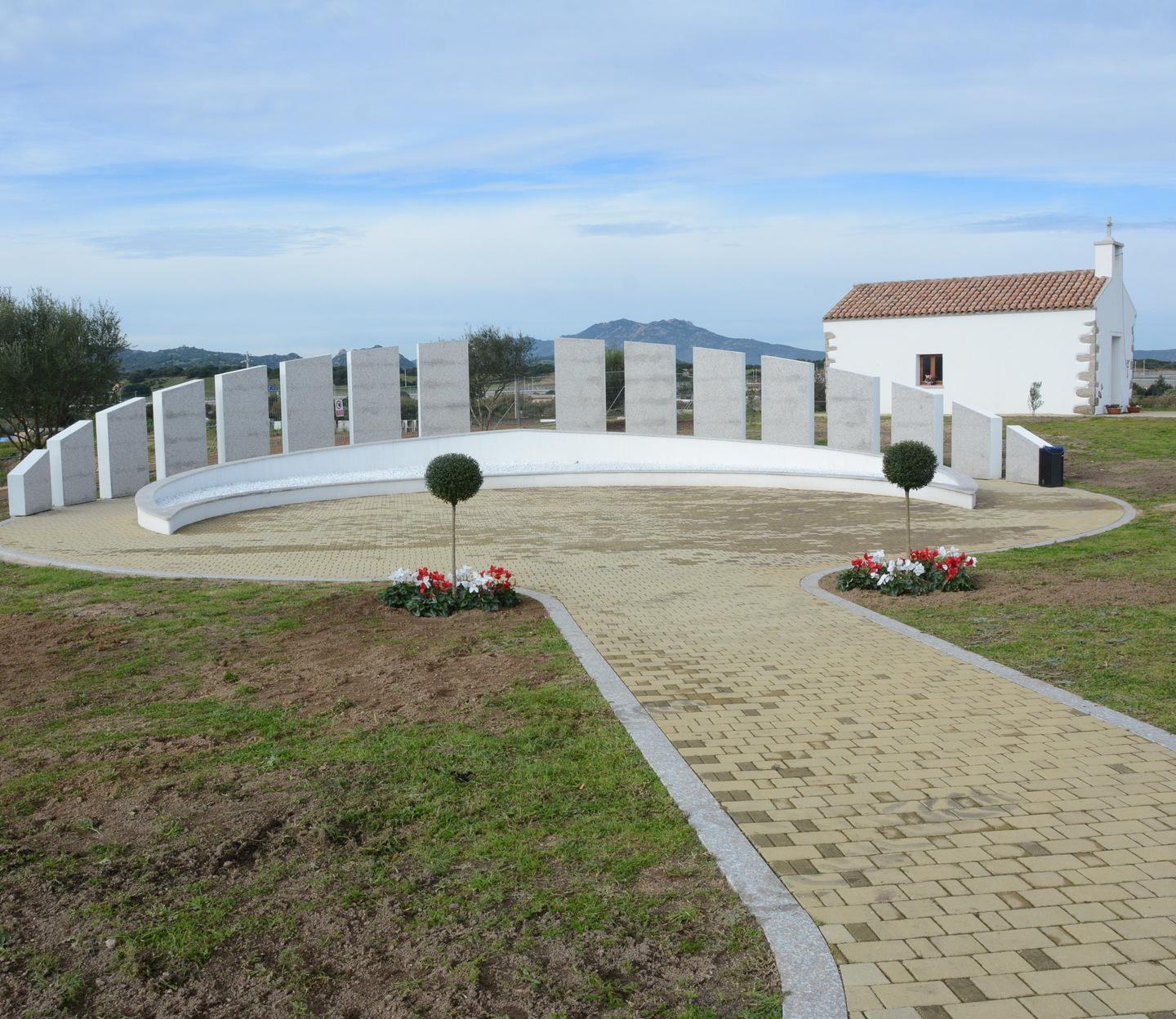 Inaugurato il cinerario-ossario targhette sulle stele di granito