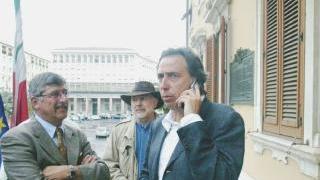 Cosimi mentre telefona col cellulare davanti all’ingresso del Comune