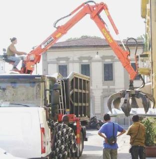 I lavori in corso in piazza Manin per la realizzazione del nuovo fast-food