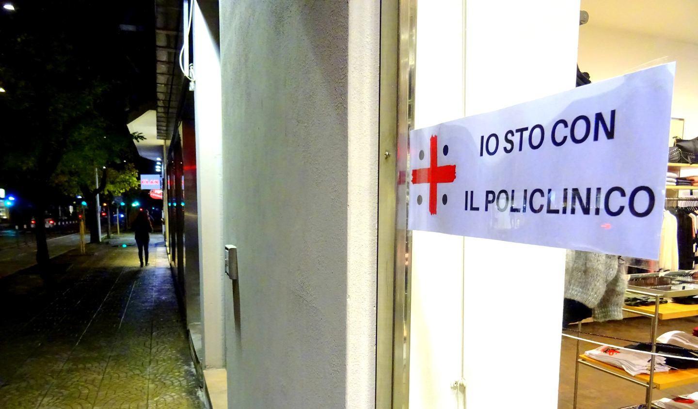 Una vetrina in viale Italia a sostegno della vertenza del Policlinico