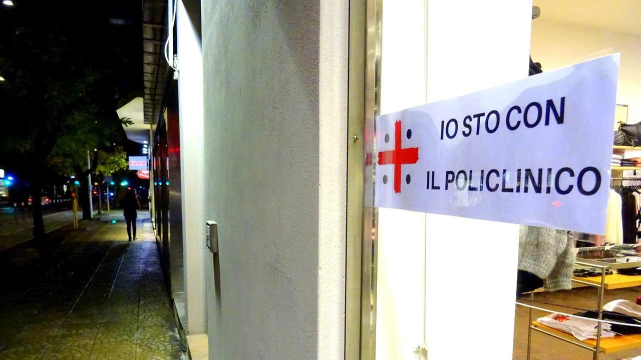 Una vetrina in viale Italia a sostegno della vertenza del Policlinico
