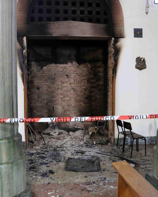 Incendio danneggia la chiesa, niente messe per le festività 