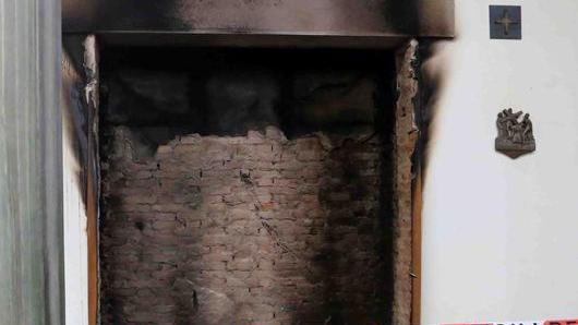 Incendio danneggia la chiesa, niente messe per le festività