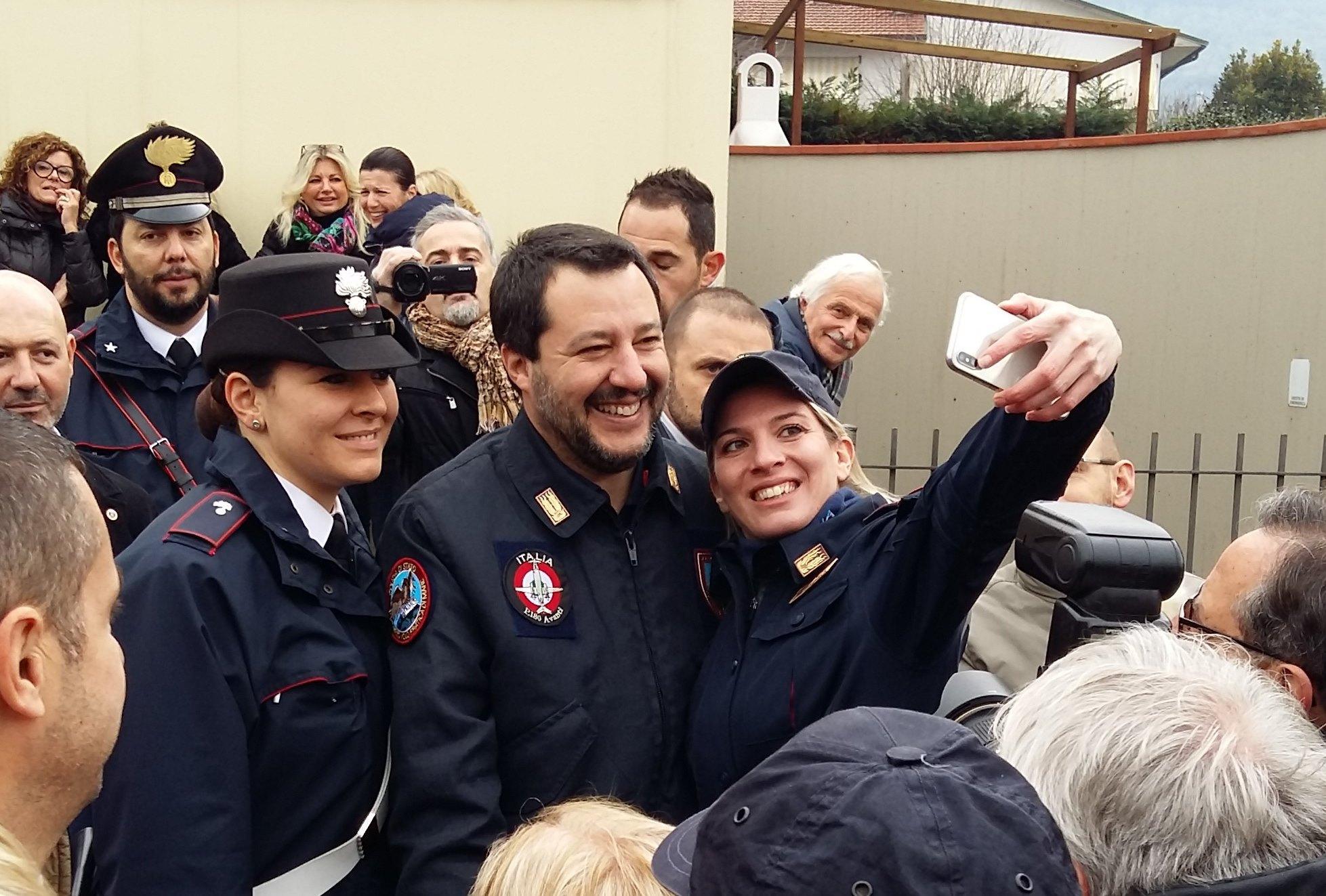 Il ministro Salvini a Montemurlo, selfie con le forze dell'ordine