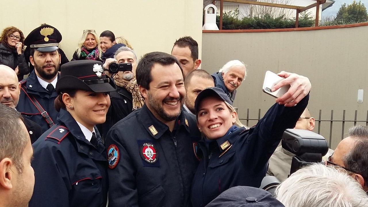 Il ministro Salvini a Montemurlo, selfie con le forze dell'ordine
