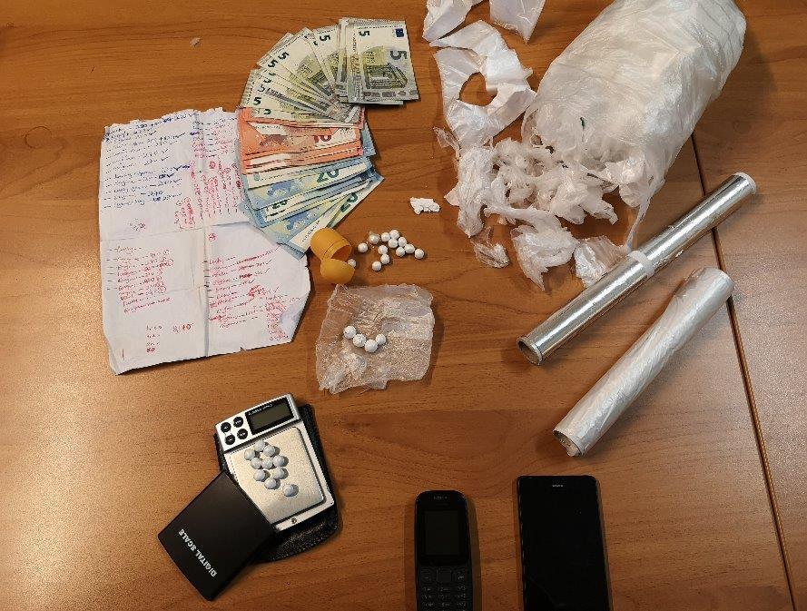 Il materiale sequestrato al quarantenne nigeriano di Quarrata