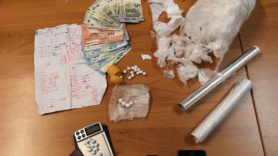 Il materiale sequestrato al quarantenne nigeriano di Quarrata