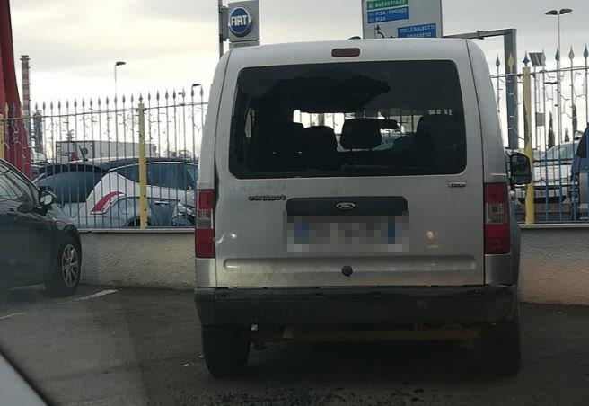 Sfonda il vetro della macchina e ruba 2.400 euro in sigarette