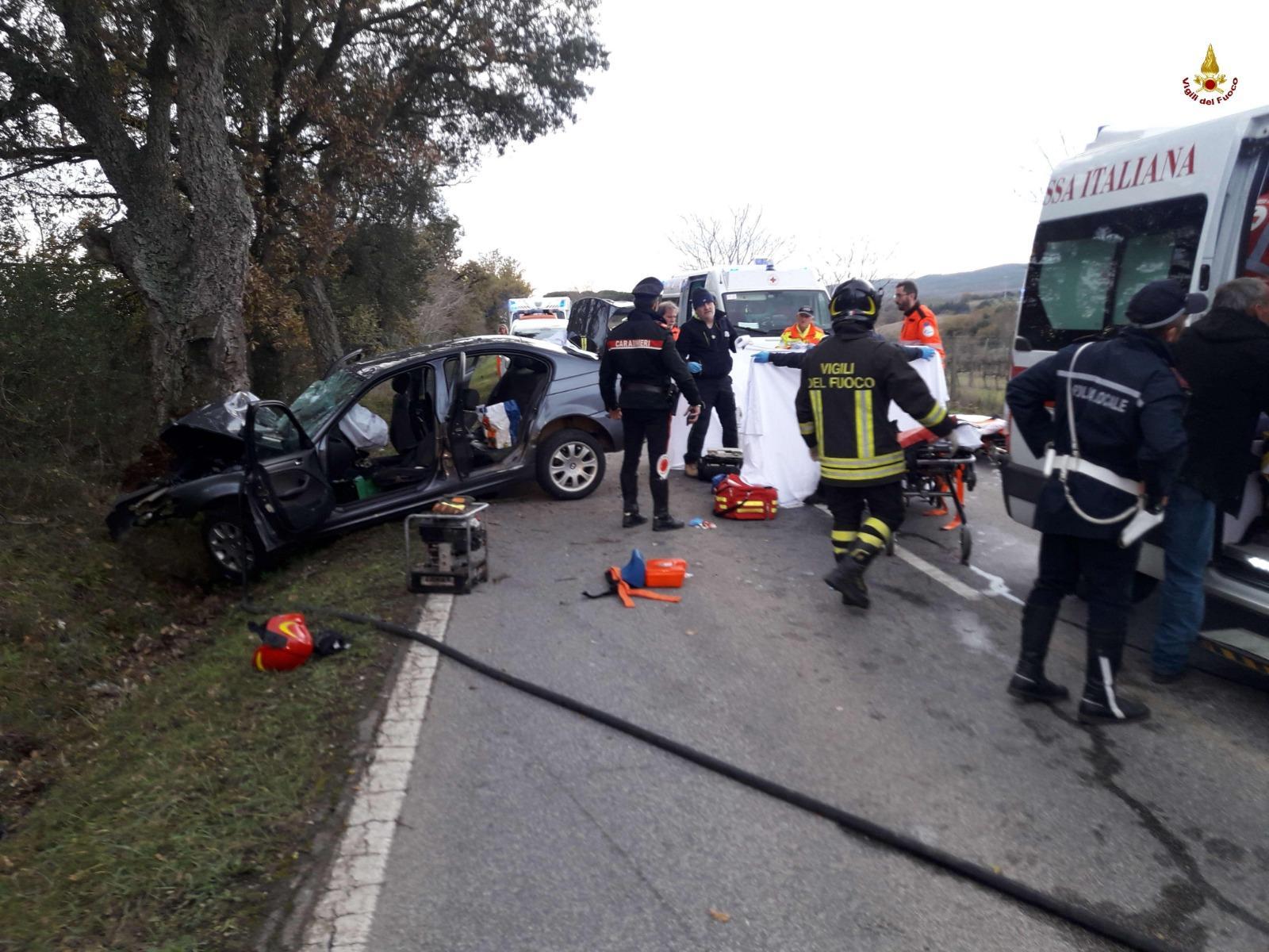 L'auto contro l'albero a Cura Nuova (foto Centro documentazione Vigili del fuoco)