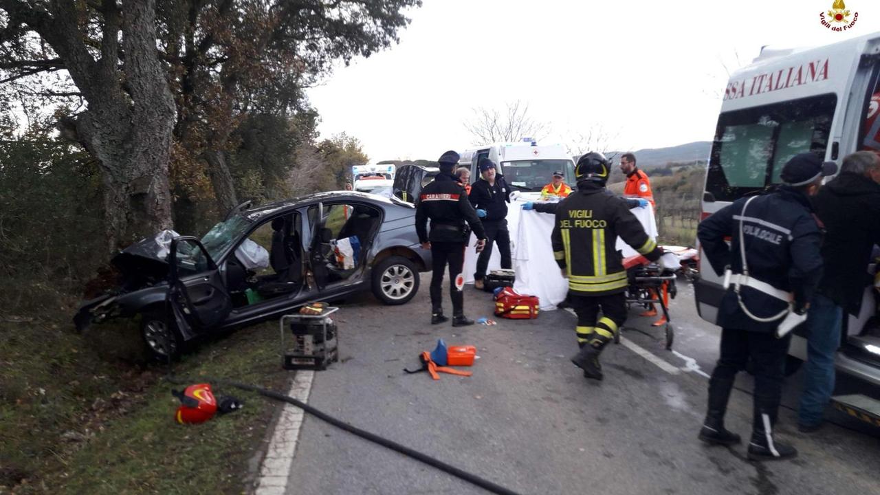 L'auto contro l'albero a Cura Nuova (foto Centro documentazione Vigili del fuoco)