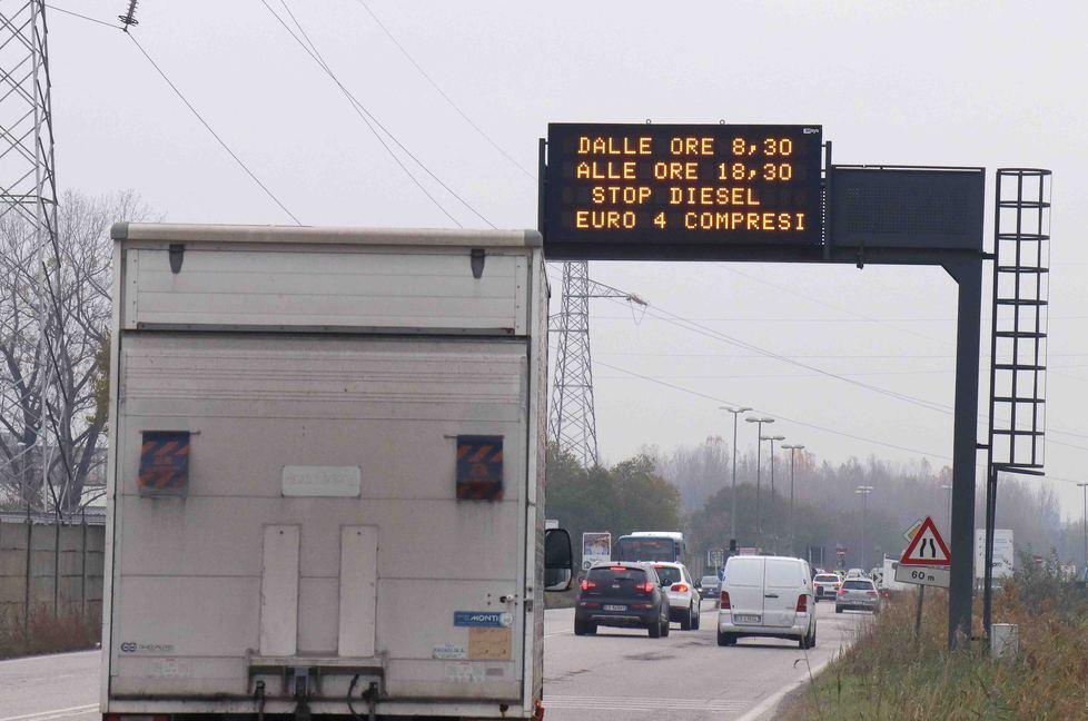Traffico, scatta il nuovo blocco Euro 4. La rabbia delle associazioni di categoria 