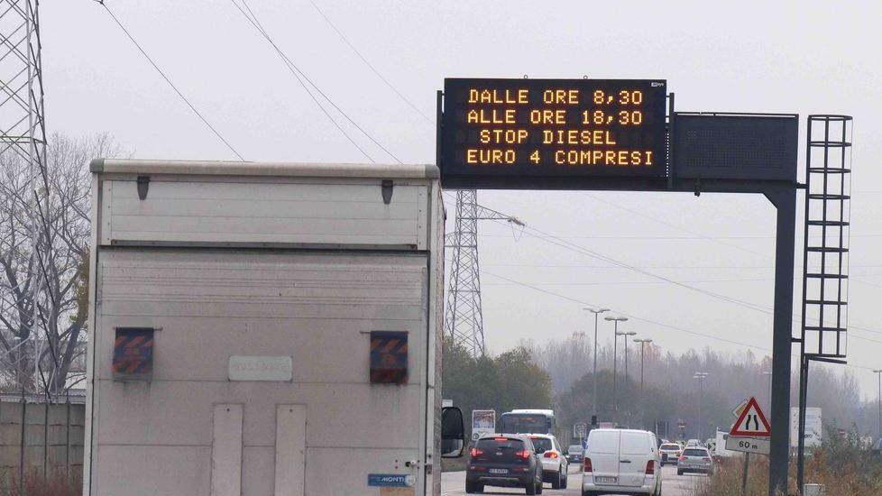 Traffico, scatta il nuovo blocco Euro 4. La rabbia delle associazioni di categoria