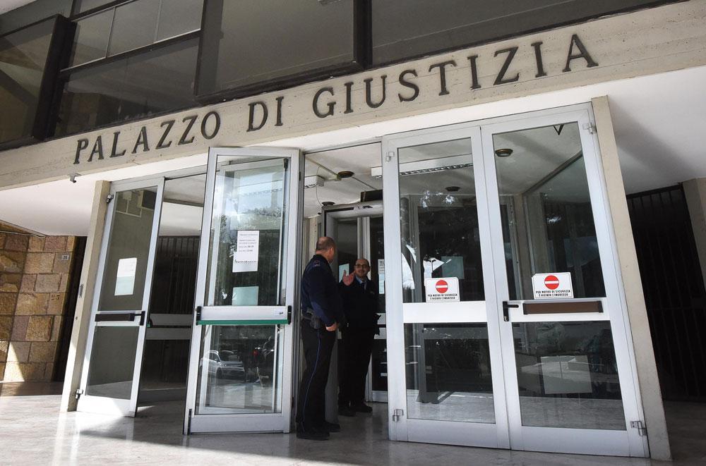 Lasciato dalla moglie, la trova a casa del figlio e accoltella la nuora 
