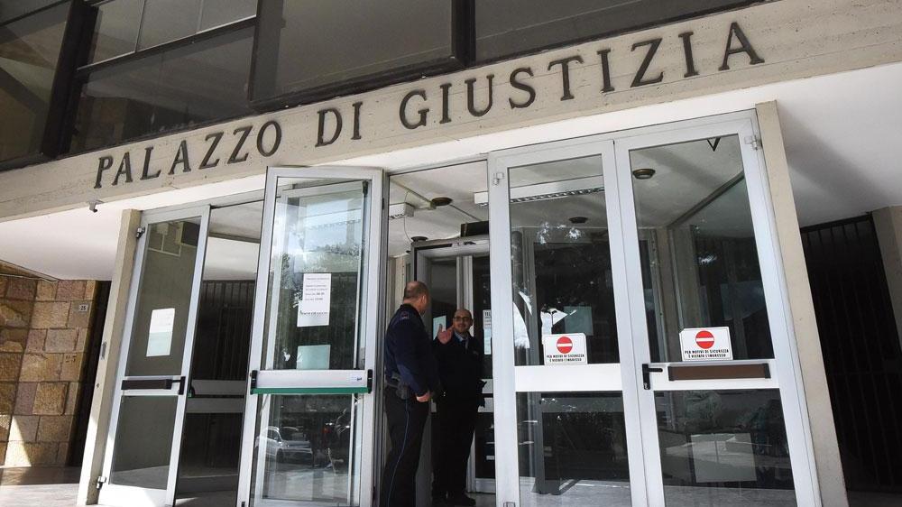 Lasciato dalla moglie, la trova a casa del figlio e accoltella la nuora